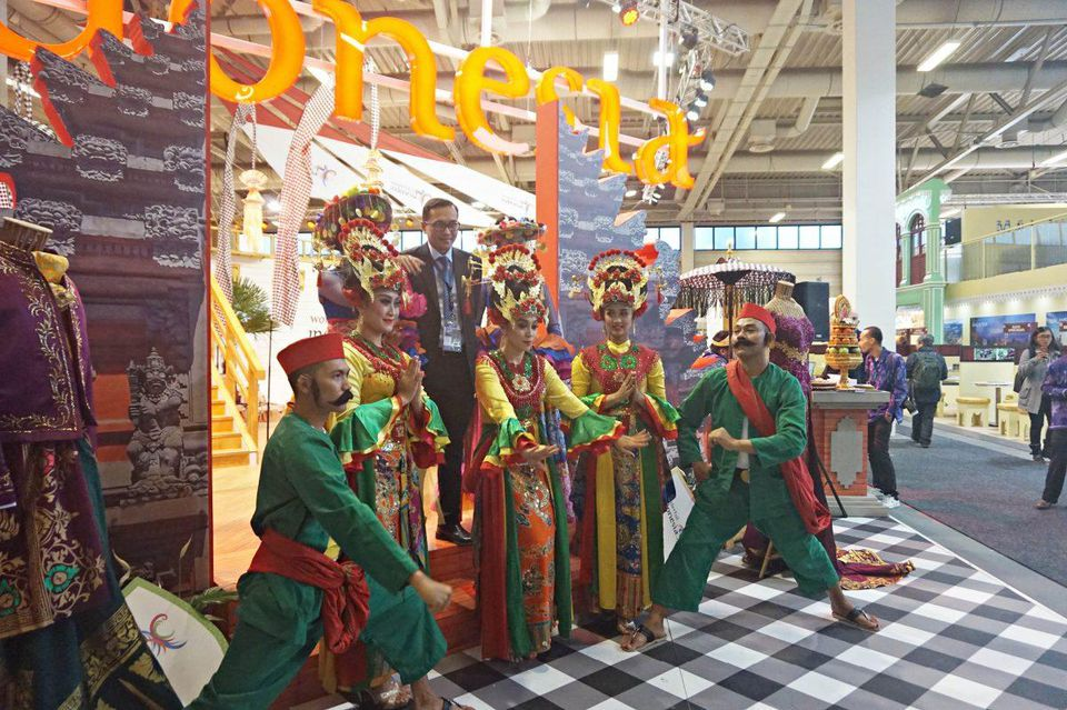 Indonesians in their traditional clothing at their ITB-Berlin booth.