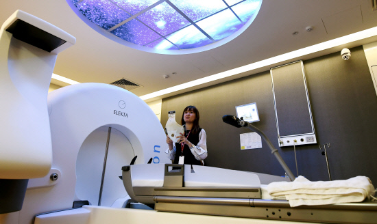 Sunway Medical Centre (SunMed) today unveiled the revolutionary Leksell Gamma Knife Icon, an advanced radiation machine to treat neurological disorders and brain conditions that typically require neurosurgery. — Bernama