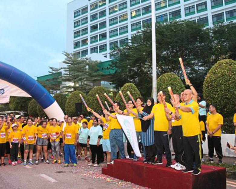 Adly (holding white flag) at the start of the Mahkota Medical Centre annual charity run in Melaka.