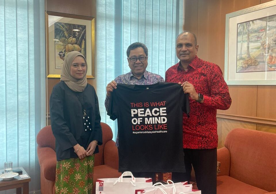 Dr. Mohammed Ali, MHTC CEO, engages with YBhg. Dato' Ahmad Rozian Abd. Ghani, Deputy Secretary General (Bilateral Affairs), fostering partnerships to boost healthcare travel initiatives.